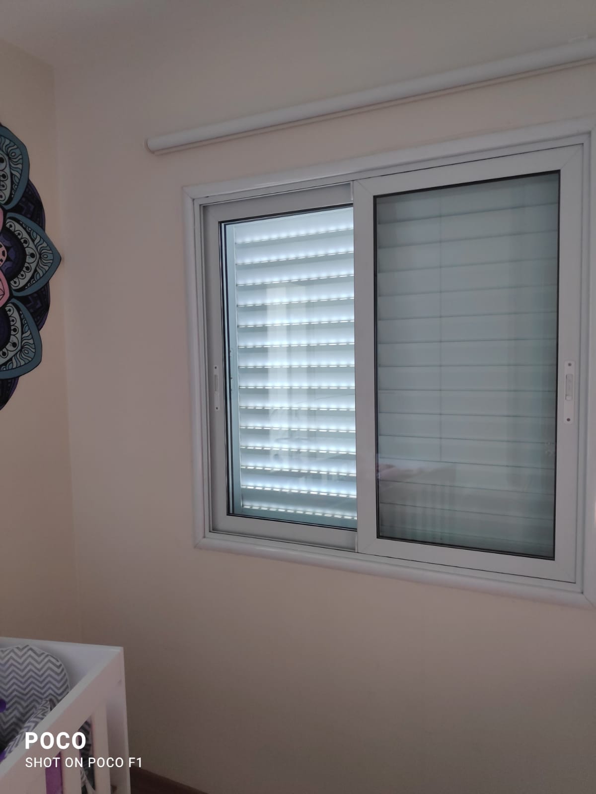 Janela antirruído de correr com veneziana