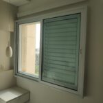 Janela anti ruido sobreposta veneziana