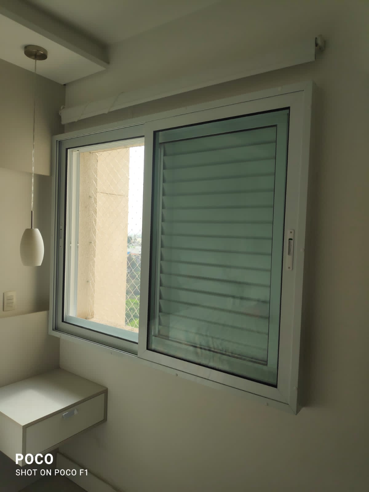 Janela anti ruido sobreposta veneziana