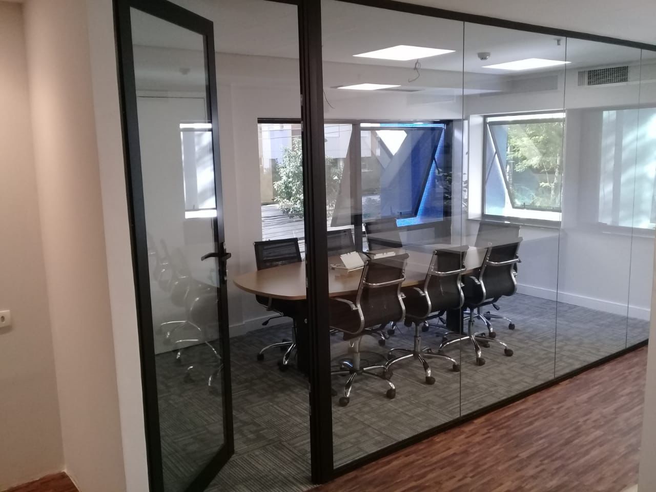 Divisórias antirruído com vidros acústicos quadruplos