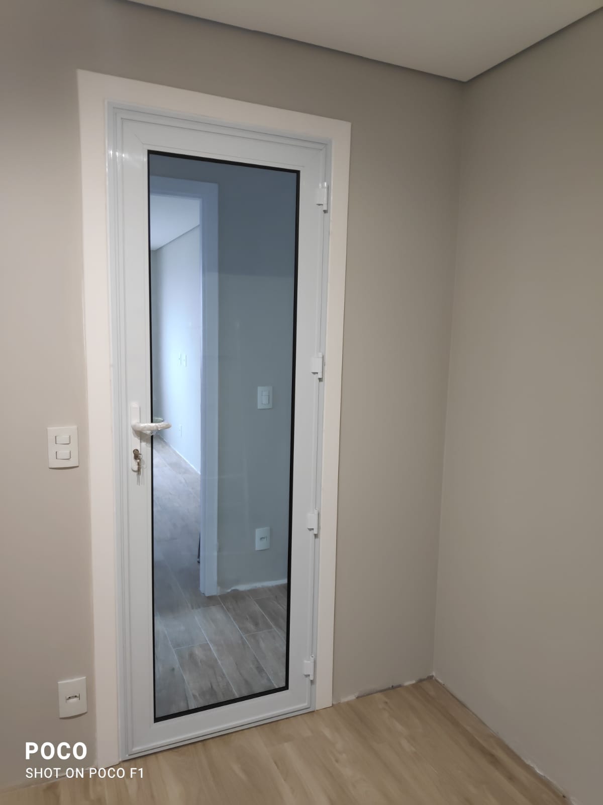 Porta acústica de abrir